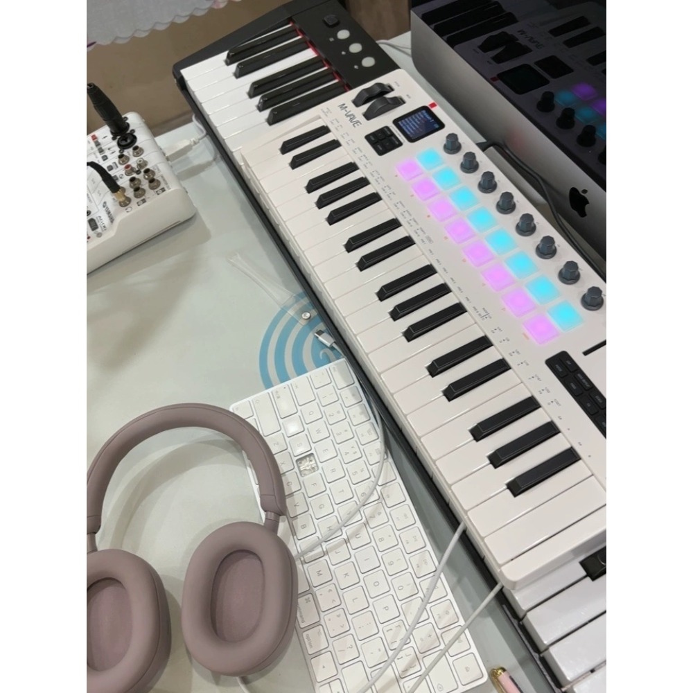 Midi Controller Pad - M-VAVE SMK-37 エリート MIDI プロダクションコントローラー。37個のベロシティ対応キー、16個のRGBパッド、アフターテッチ機能、8個のエンコーダー、FMシンセサイザー、USB-C接続、2000mAhバッテリーを搭載。DAWに対応。